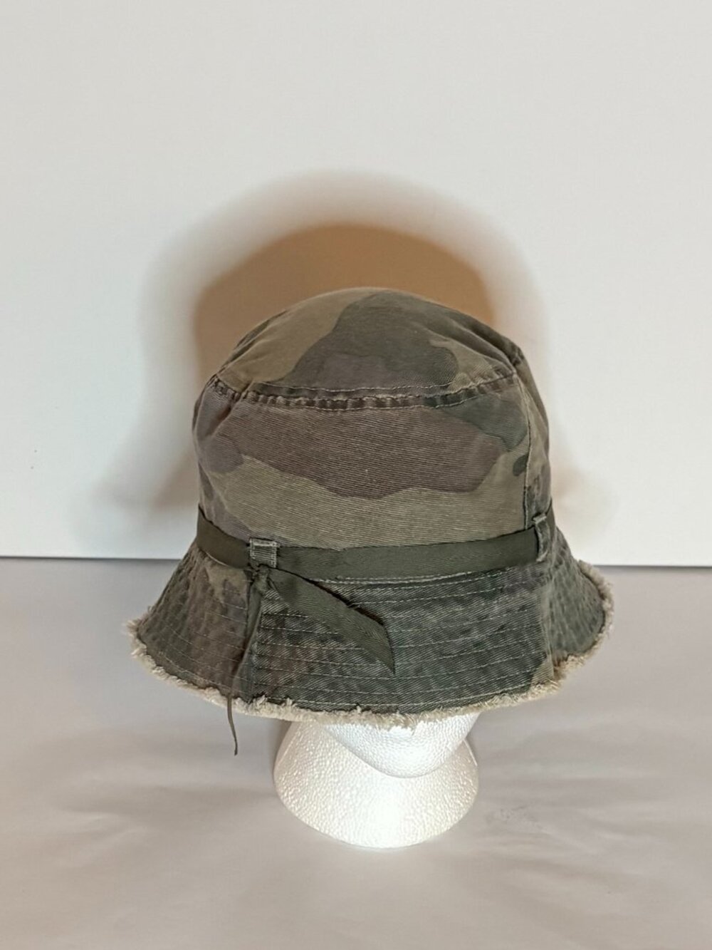 Old Navy Women’s Camo Frayed Fringe Summer Bucket Hat – Casual Trendy Flirty S/M
